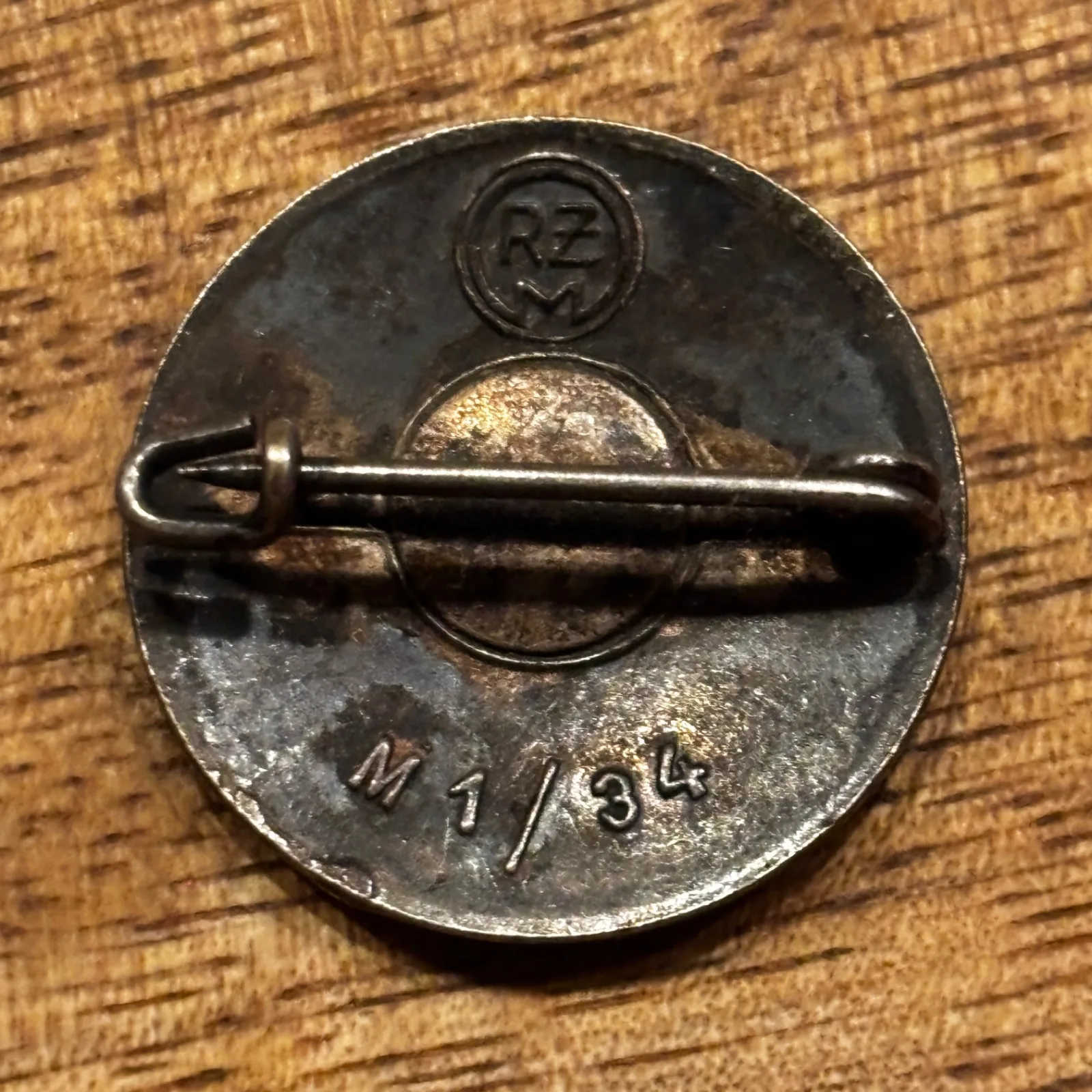 NSDAP leden pin Karl Wurster M1/34 — Insignes & Emblemen — WO2 (foto 2 van 2)