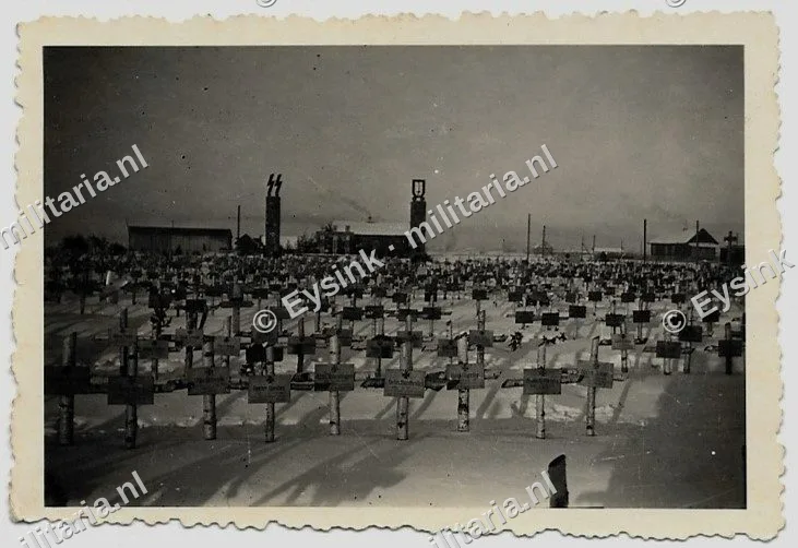 Waffen SS kerkhof foto — WO2