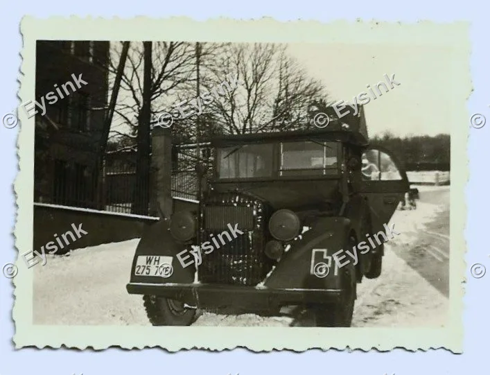Horch Kübelwagen bij militaire gevangenis foto — WO2