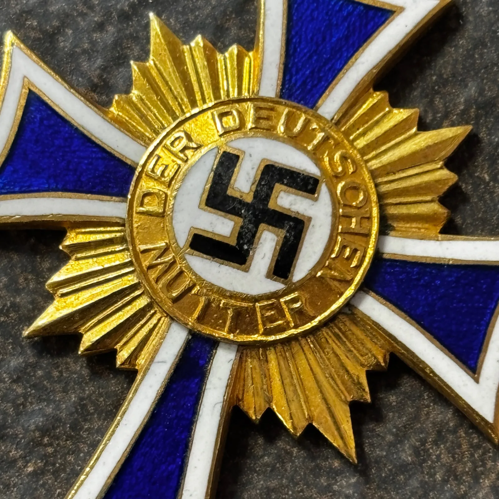 Bronzen moederkruis zonder lint — Medailles & Onderscheidingen — WO2 (foto 3 van 3)