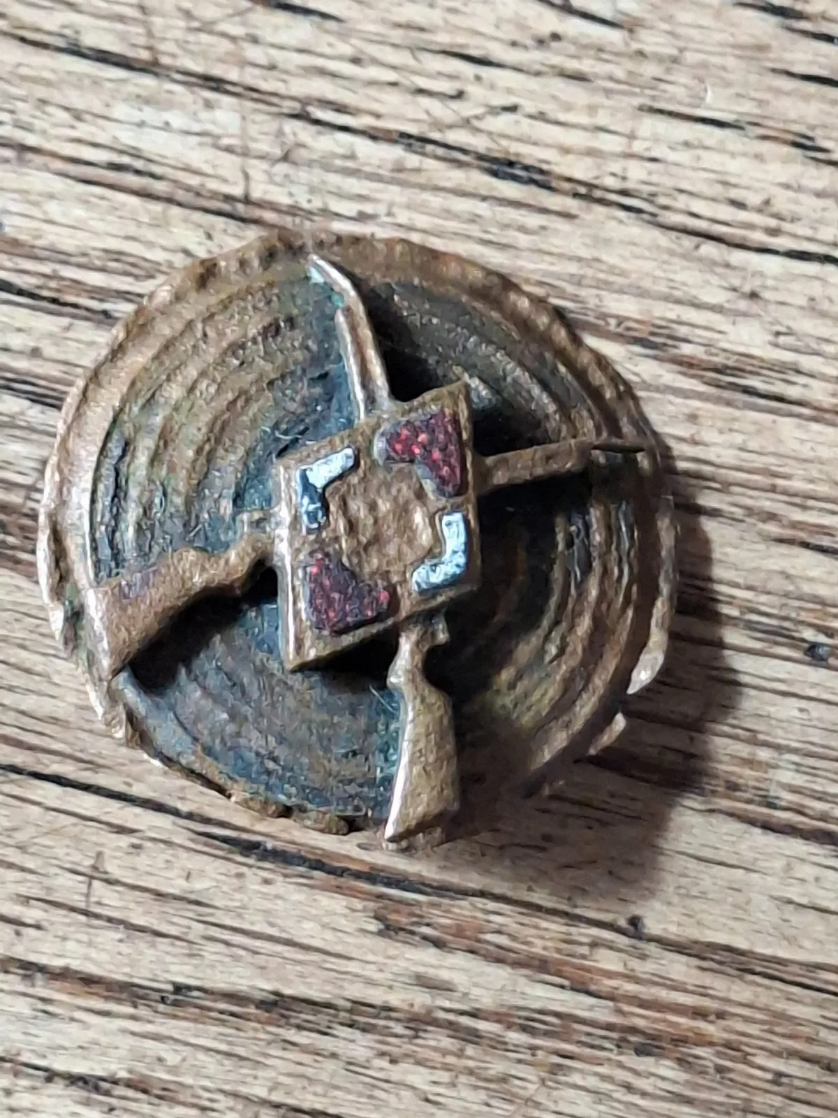 Duitse HJ schiet speld relic - omgv Berlijn — WO2
