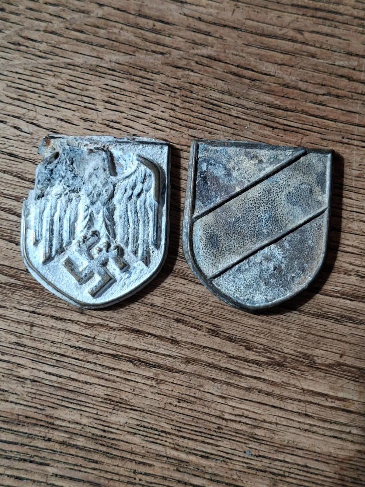 Afrika Korps helm schildjes bodemvondsten - origineel — WO2
