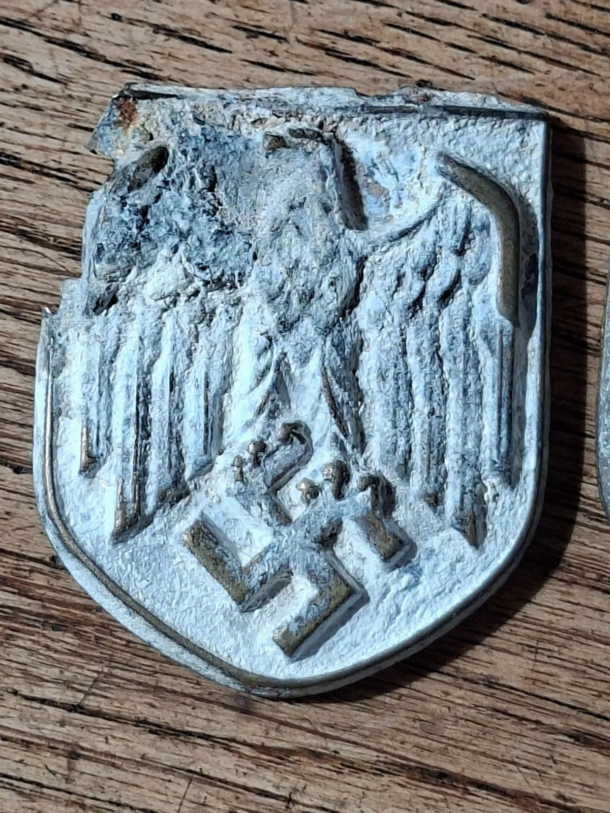 Afrika Korps helm schildjes bodemvondsten - origineel — Insignes & Emblemen — WO2 (foto 2 van 6)
