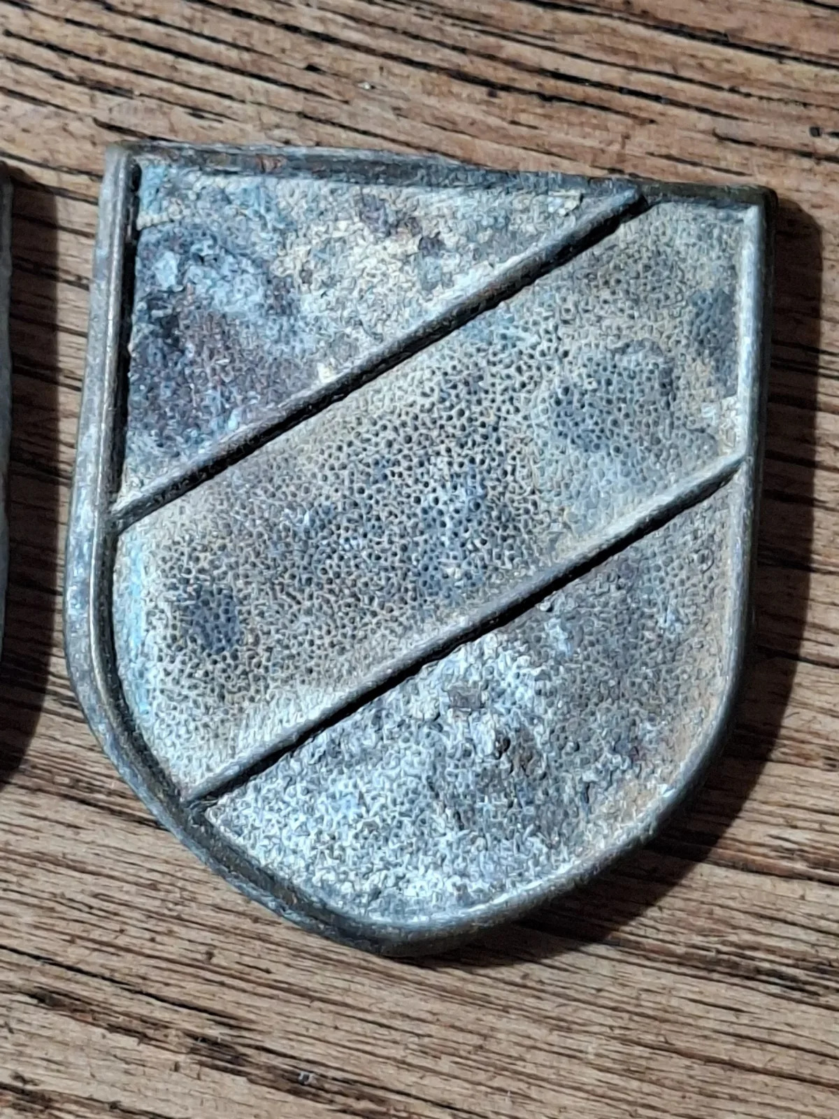 Afrika Korps helm schildjes bodemvondsten - origineel — Insignes & Emblemen — WO2 (foto 3 van 6)