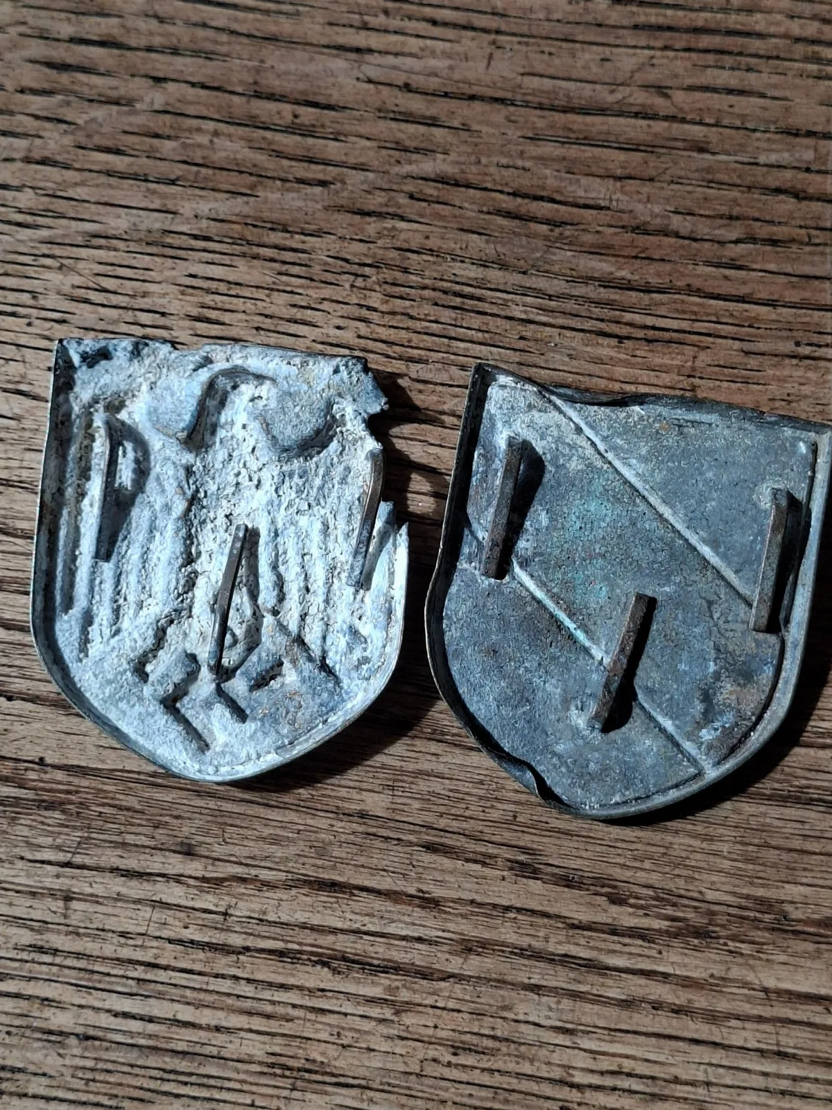 Afrika Korps helm schildjes bodemvondsten - origineel — Insignes & Emblemen — WO2 (foto 4 van 6)