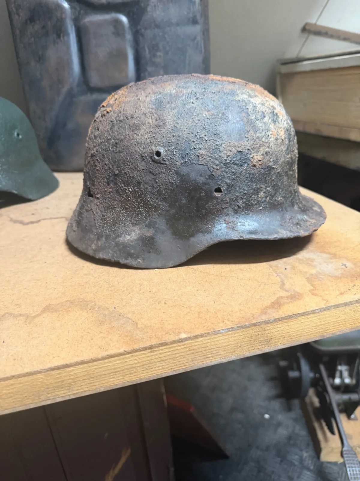 Duitse helm bodemvondst — Helmen & Hoofddeksels — WO2 (foto 2 van 5)