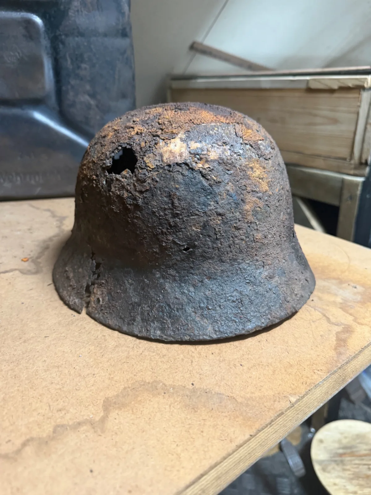 Duitse helm bodemvondst — Helmen & Hoofddeksels — WO2 (foto 3 van 5)