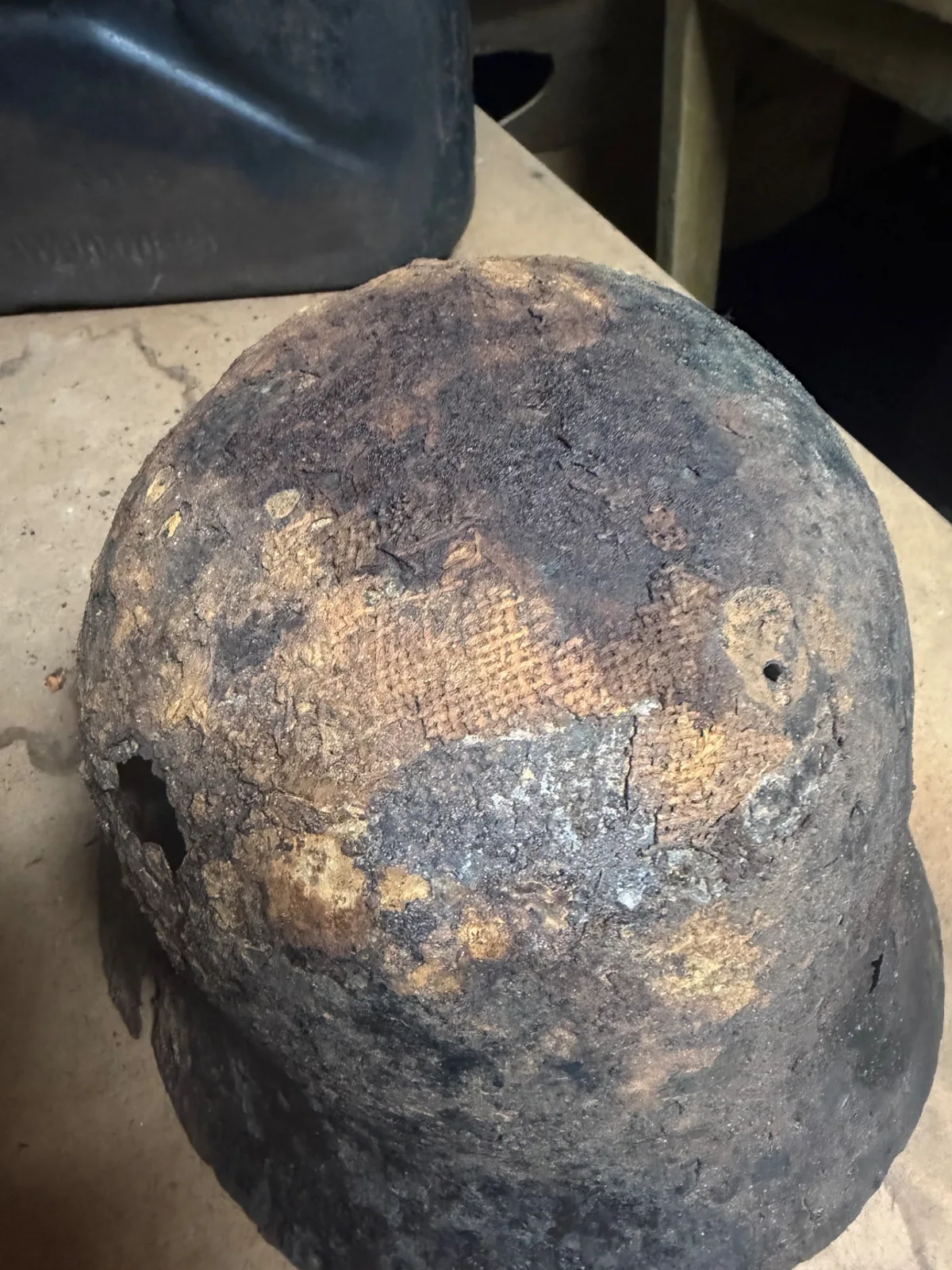 Duitse helm bodemvondst — Helmen & Hoofddeksels — WO2 (foto 4 van 5)