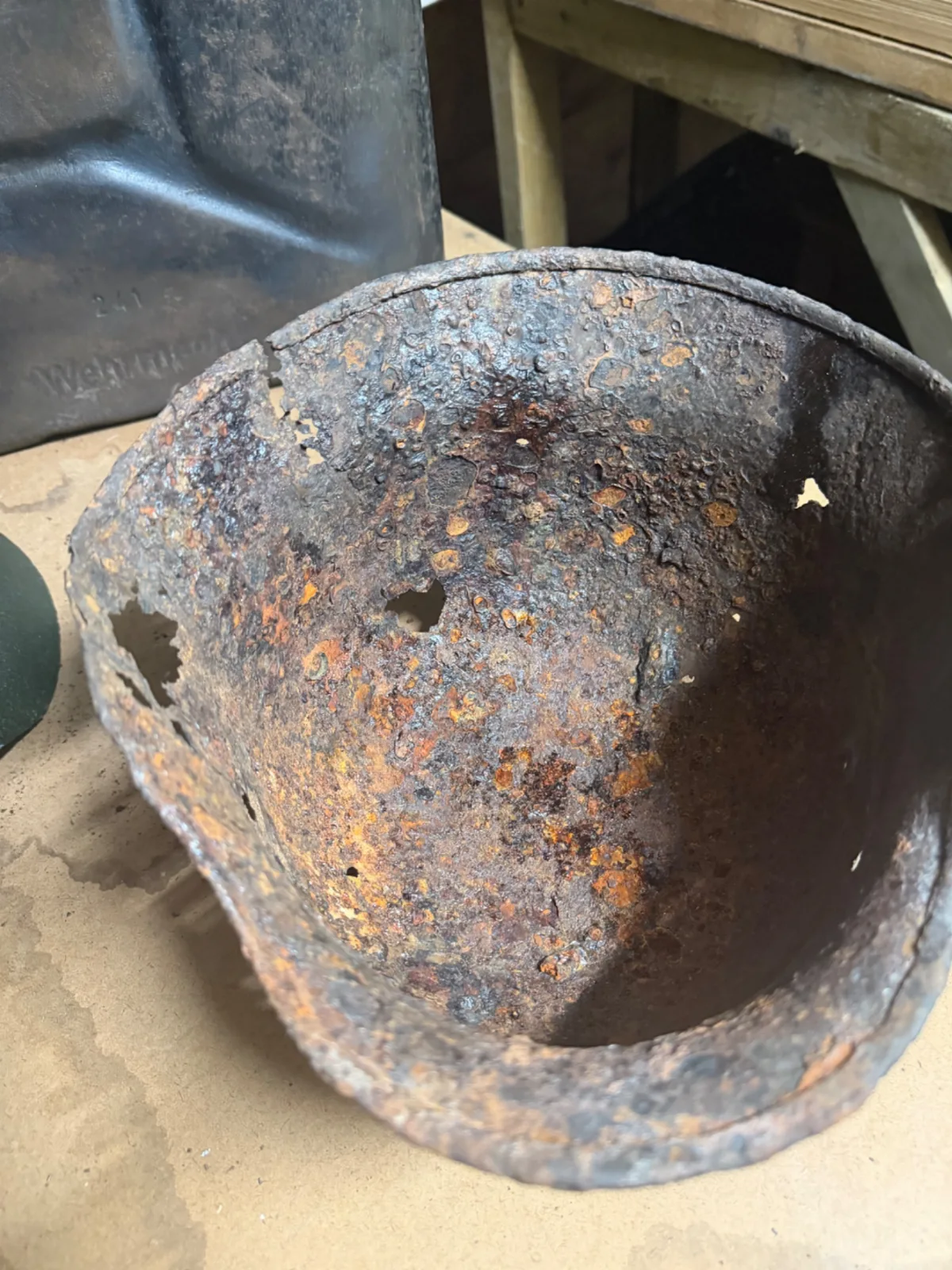 Duitse helm bodemvondst — Helmen & Hoofddeksels — WO2 (foto 5 van 5)