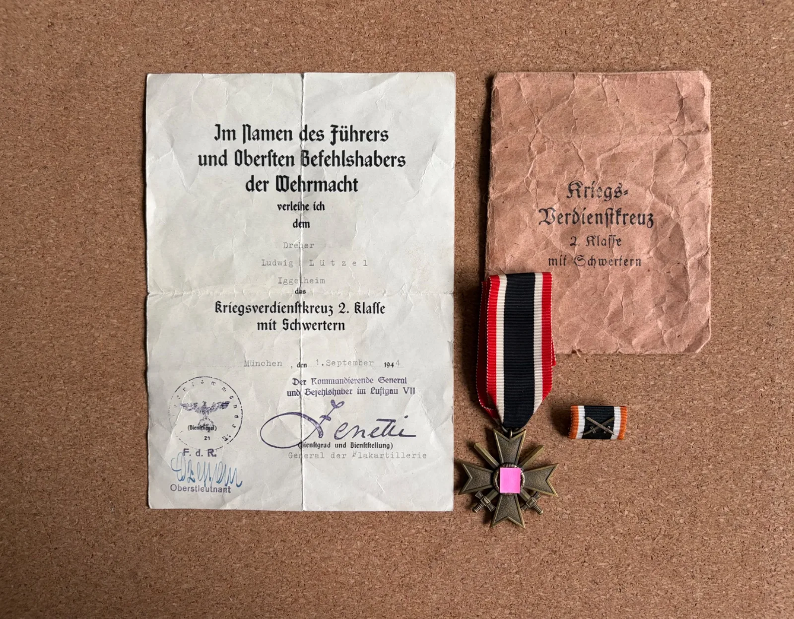 Originele Set Kriegsverdienstkreuz 2. Klasse mit Schwertern (WW2) – Met Oorkonde & Zakje — WO2