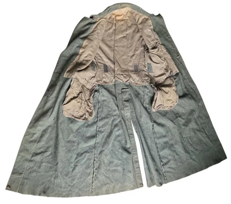 in een zwaar gebruikte ww2  waffen ss mantel — Uniformen — WO2 (foto 3 van 10)