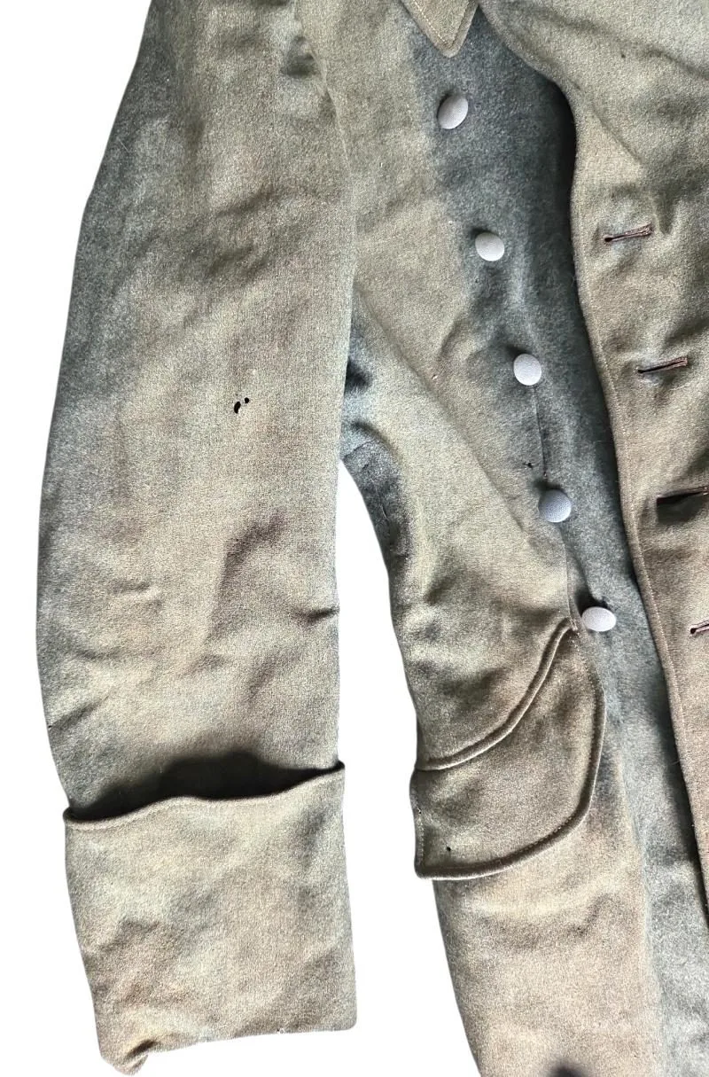in een zwaar gebruikte ww2  waffen ss mantel — Uniformen — WO2 (foto 4 van 10)