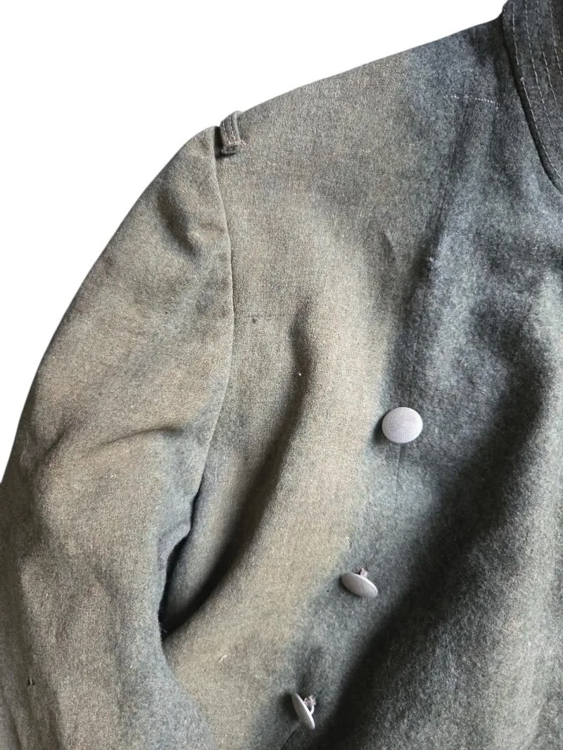 in een zwaar gebruikte ww2  waffen ss mantel — Uniformen — WO2 (foto 9 van 10)
