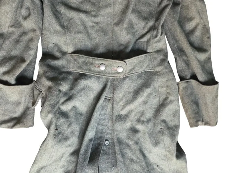 in een zwaar gebruikte ww2  waffen ss mantel — Uniformen — WO2 (foto 7 van 10)