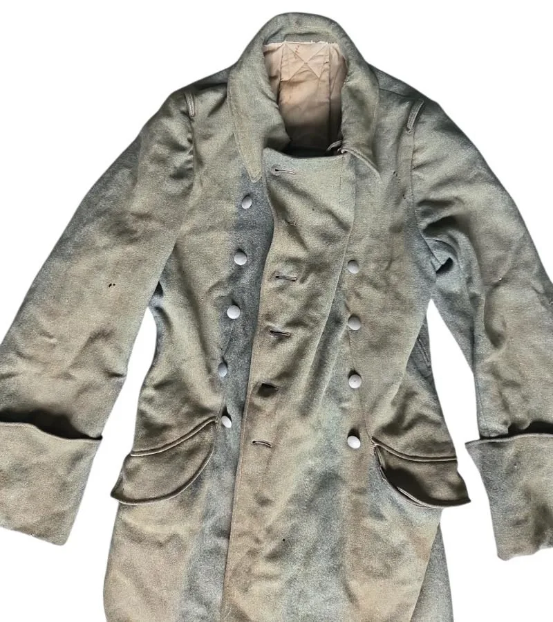in een zwaar gebruikte ww2  waffen ss mantel — Uniformen — WO2 (foto 8 van 10)