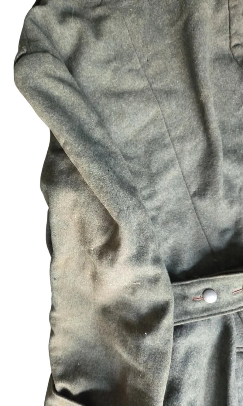 in een zwaar gebruikte ww2  waffen ss mantel — Uniformen — WO2 (foto 5 van 10)