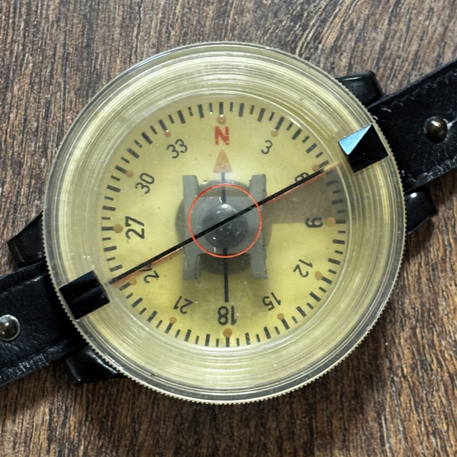 Kadlec AK39 armband kompas — WO2