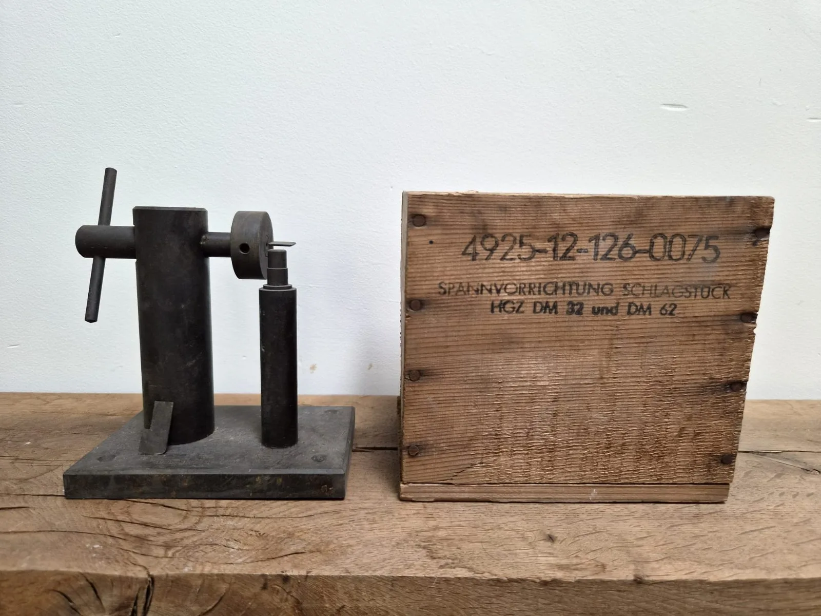German Bundeswehr Spannvorrichtung Schlagstück, HGZ DM32 / DM62 - NSN 4925-12-126-0075 , Original Wooden Box! — Vietnamoorlog