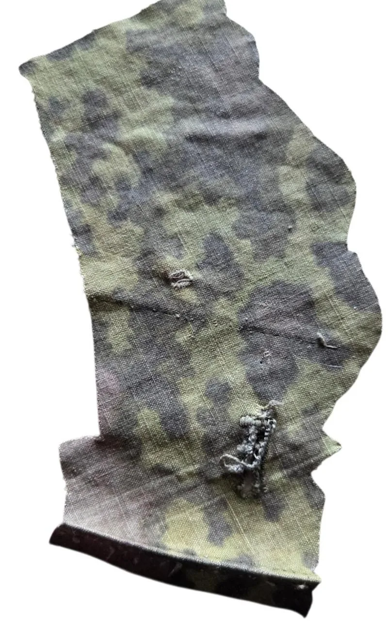 duitse ww2  waffen ss camo stof in de afmetingen 14 cm- 8cm — WO2