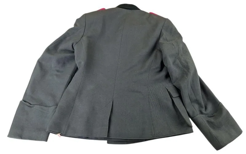 a wehrmacht panzerjager oberleutnant tunic — Uniformen — WO2 (foto 2 van 10)