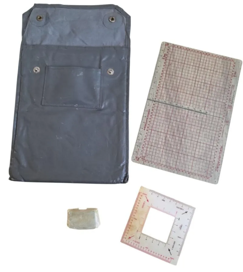 wehrmacht Kartenwinkelmesser pouch with content — WO2