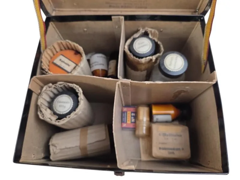 Een Duitse 'kleine' EHBO-kit uit de Tweede Wereldoorlog (Luftschutz), met een deel van de inhoud. — Uitrusting & Accessoires — WO2 (foto 9 van 10)