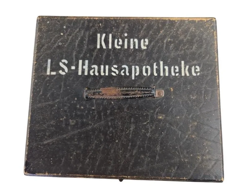Een Duitse 'kleine' EHBO-kit uit de Tweede Wereldoorlog (Luftschutz), met een deel van de inhoud. — WO2