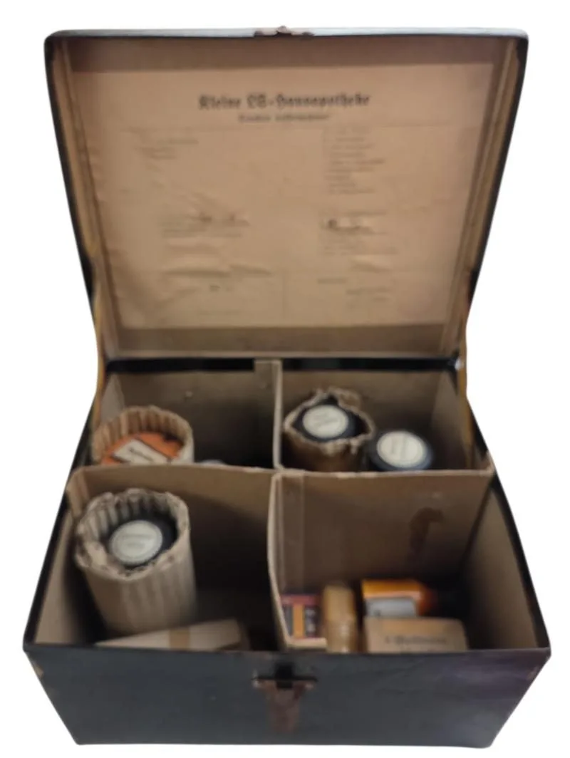 Een Duitse 'kleine' EHBO-kit uit de Tweede Wereldoorlog (Luftschutz), met een deel van de inhoud. — Uitrusting & Accessoires — WO2 (foto 2 van 10)