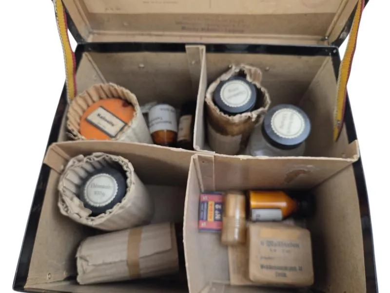Een Duitse 'kleine' EHBO-kit uit de Tweede Wereldoorlog (Luftschutz), met een deel van de inhoud. — Uitrusting & Accessoires — WO2 (foto 5 van 10)