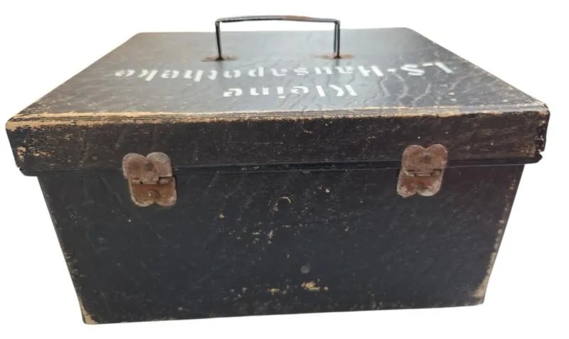 Een Duitse 'kleine' EHBO-kit uit de Tweede Wereldoorlog (Luftschutz), met een deel van de inhoud. — Uitrusting & Accessoires — WO2 (foto 3 van 10)