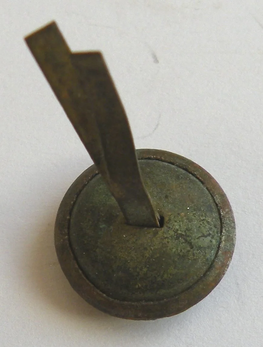 WWII Red Army soldier´s gymnastyorka uniform button — Uniformen — WO2 (foto 2 van 2)