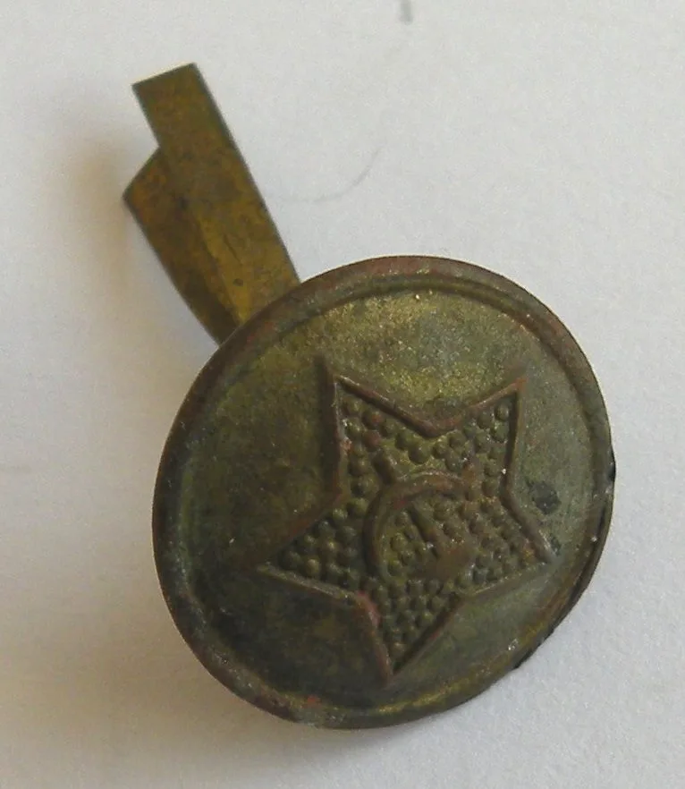 WWII Red Army soldier´s gymnastyorka uniform button — WO2