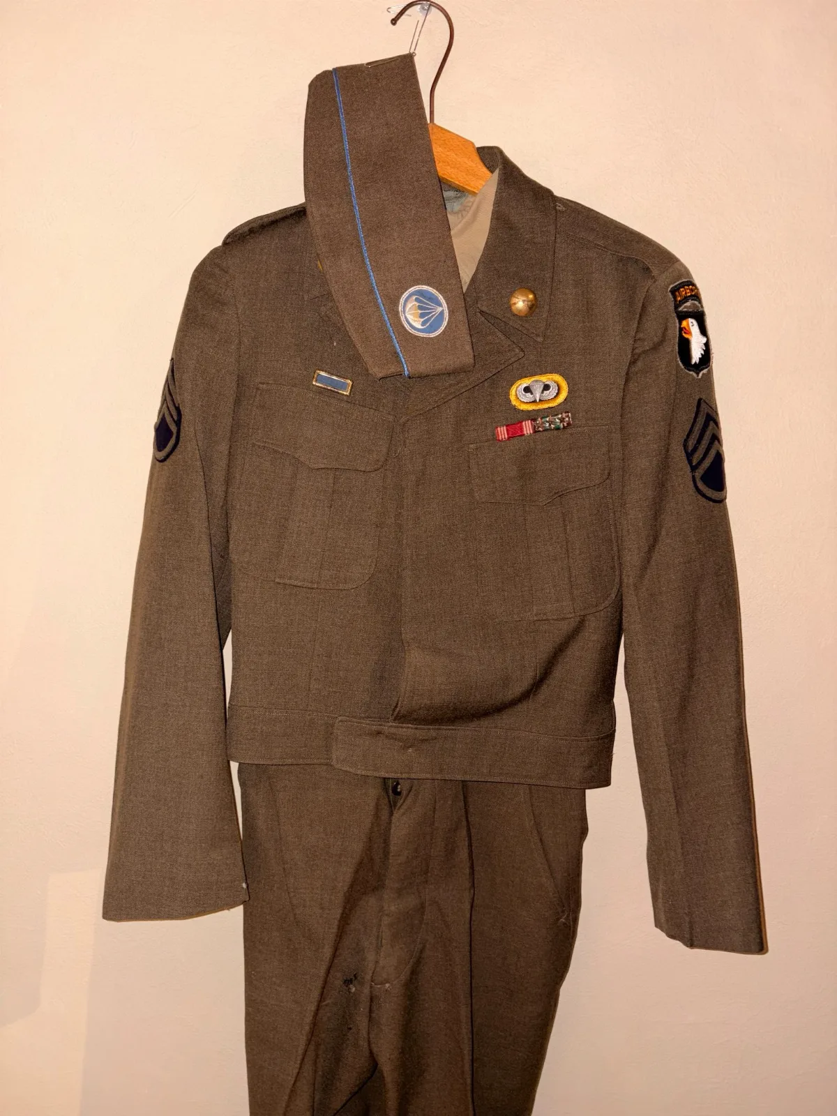 US 101 airborne uniformset - WO2 / Korea - Ike Jacket, Broek, Overhemd & Garrison Cap. — WO2