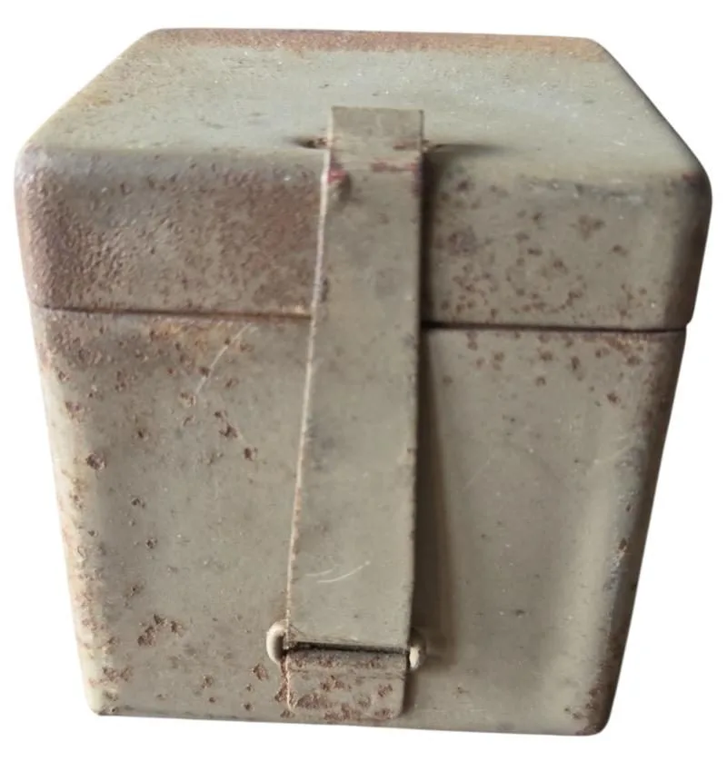 A wehrmacht battery box for the mg34/42 optics — WO2
