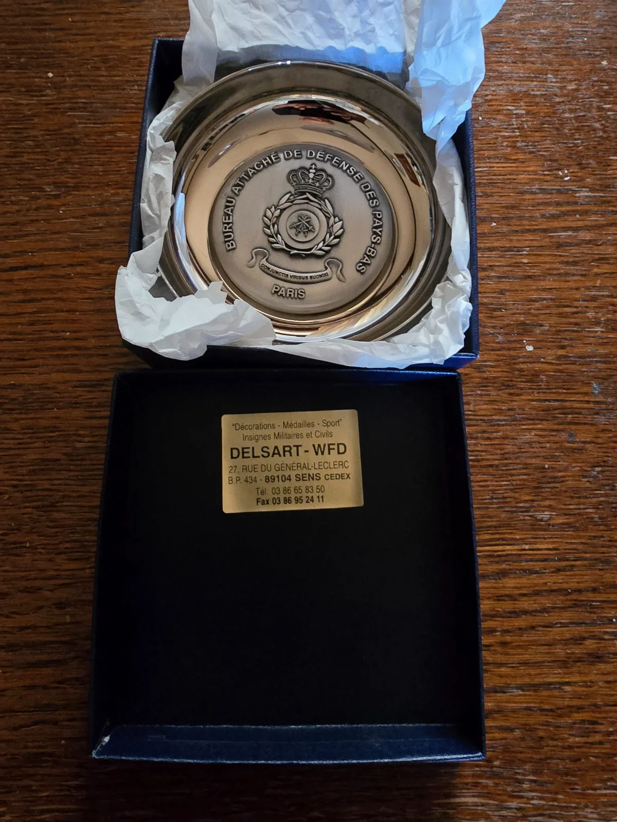 zilverkleurige medaille is uitgegeven door het Bureau Attaché de Défense des Pays-Bas in Parijs — WO2