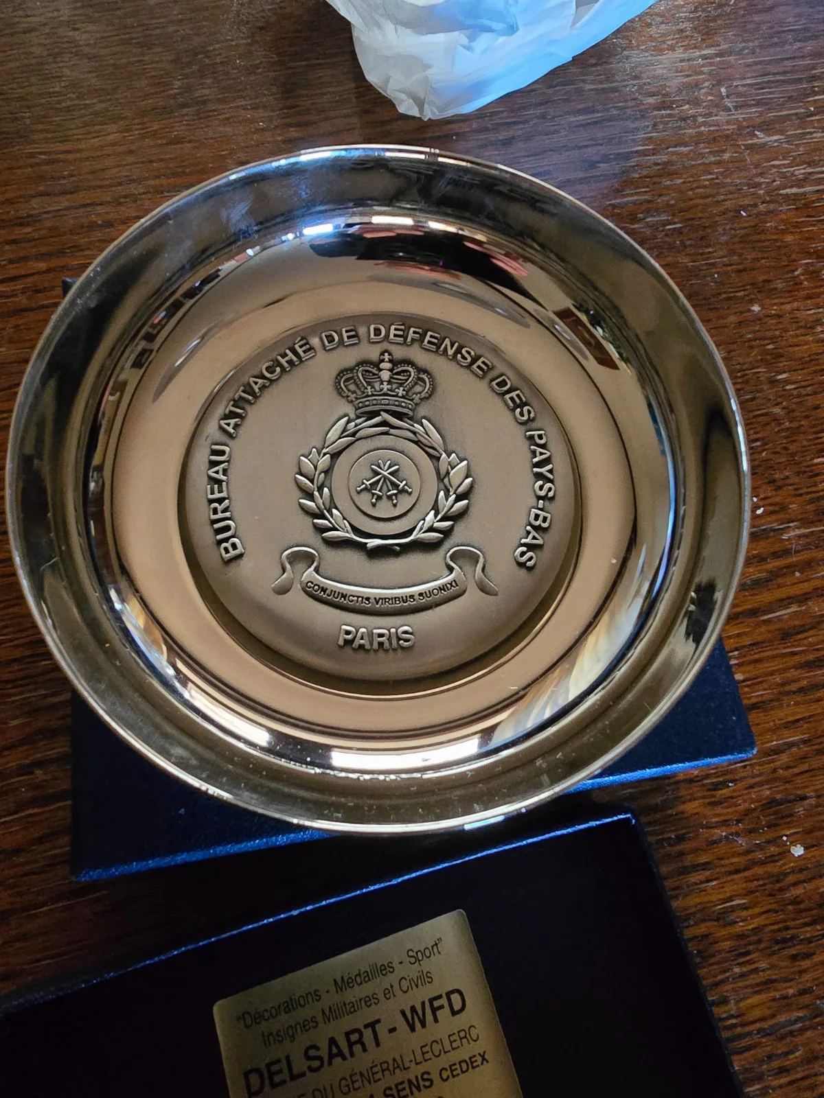 zilverkleurige medaille is uitgegeven door het Bureau Attaché de Défense des Pays-Bas in Parijs — Medailles & Onderscheidingen — WO2 (foto 2 van 2)