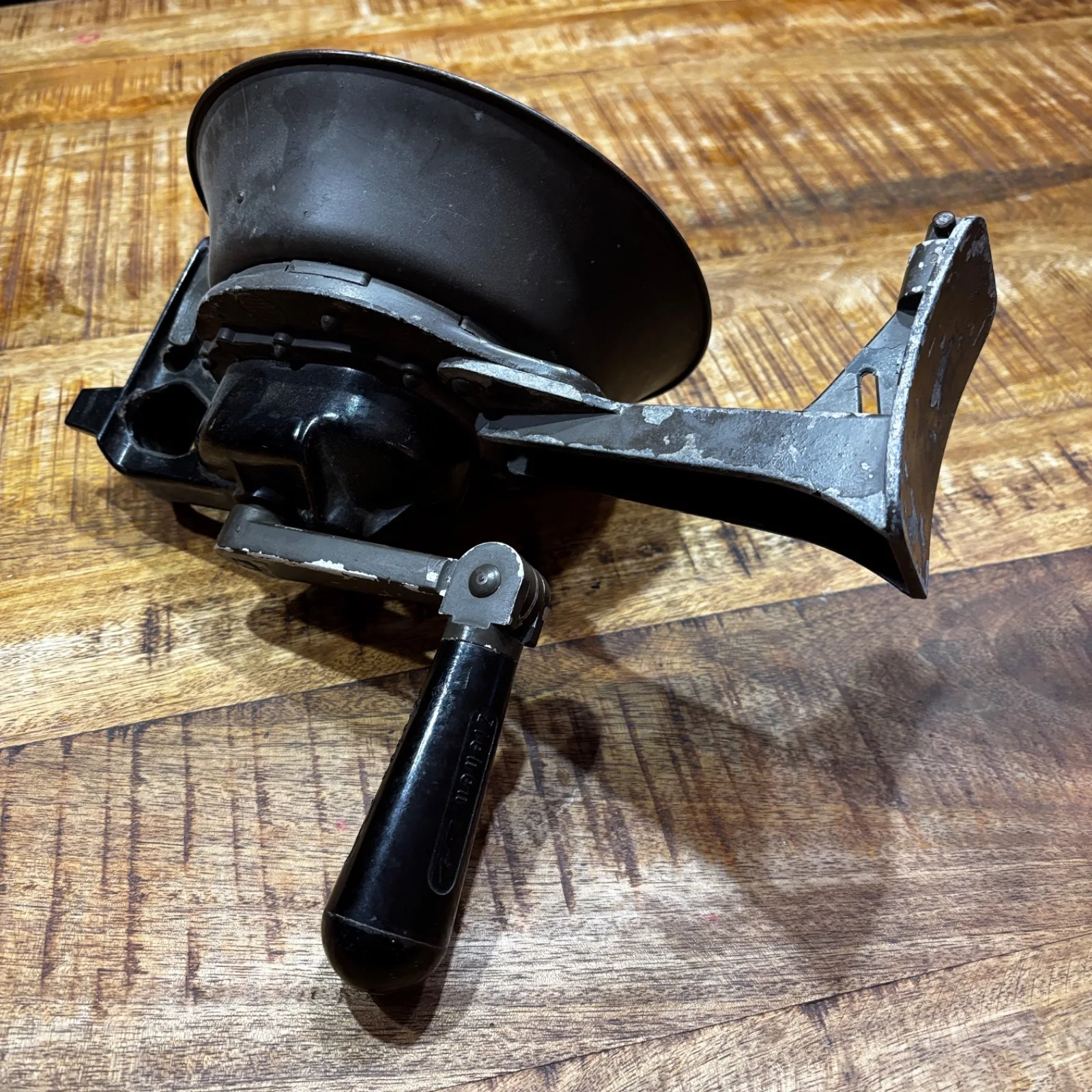 WH hand cranked air raid siren — Uitrusting & Accessoires — WO2 (foto 2 van 7)
