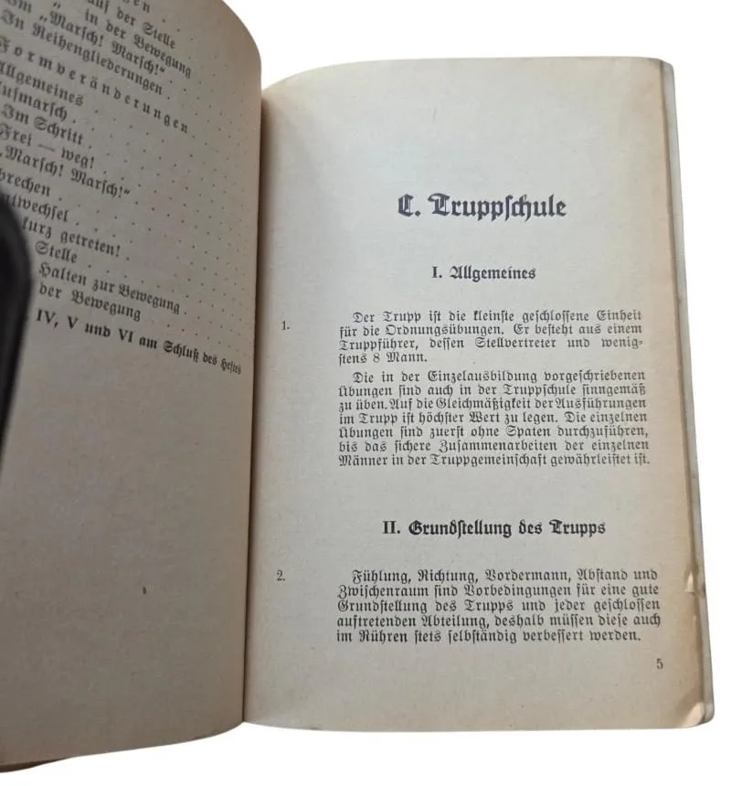 An original set of a WWII German instruction booklet titled "Ordnungsübungen im Reichsarbeitsdienst — Boeken & Tijdschriften — WO2 (foto 3 van 8)
