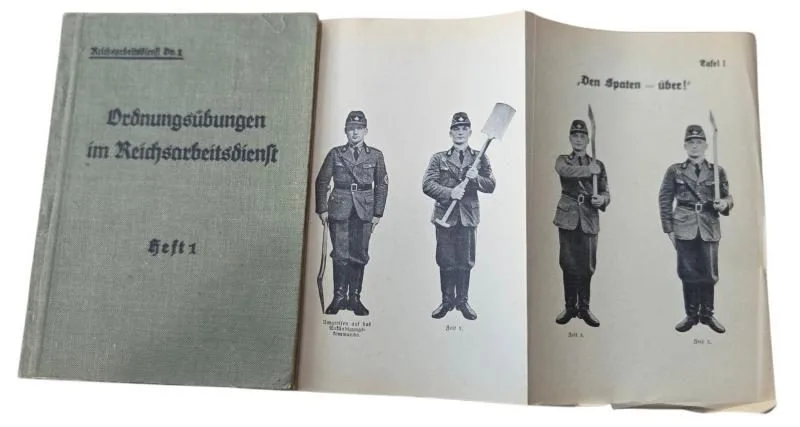 An original set of a WWII German instruction booklet titled "Ordnungsübungen im Reichsarbeitsdienst — Boeken & Tijdschriften — WO2 (foto 5 van 8)
