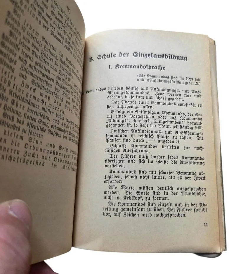 An original set of a WWII German instruction booklet titled "Ordnungsübungen im Reichsarbeitsdienst — Boeken & Tijdschriften — WO2 (foto 7 van 8)