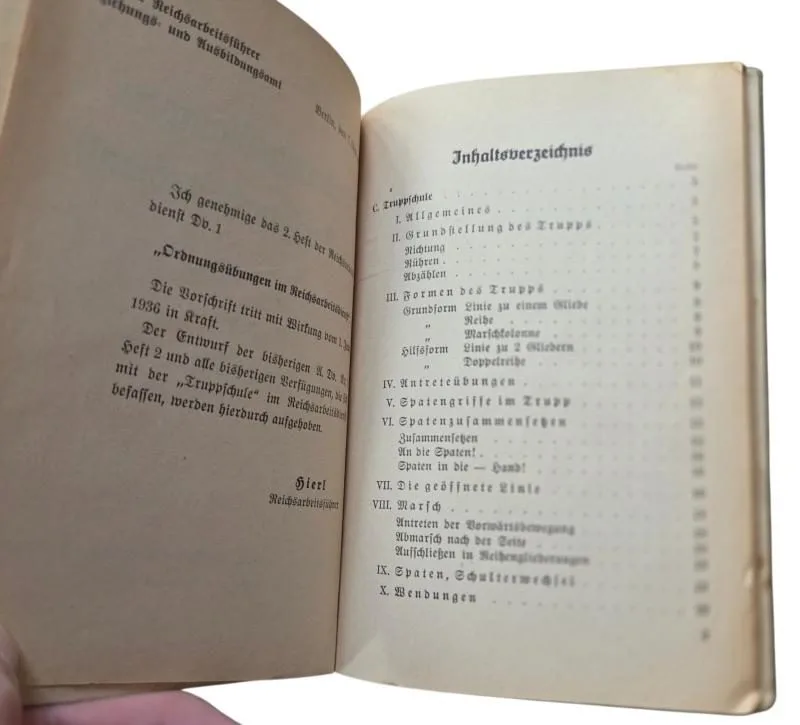 An original set of a WWII German instruction booklet titled "Ordnungsübungen im Reichsarbeitsdienst — Boeken & Tijdschriften — WO2 (foto 2 van 8)