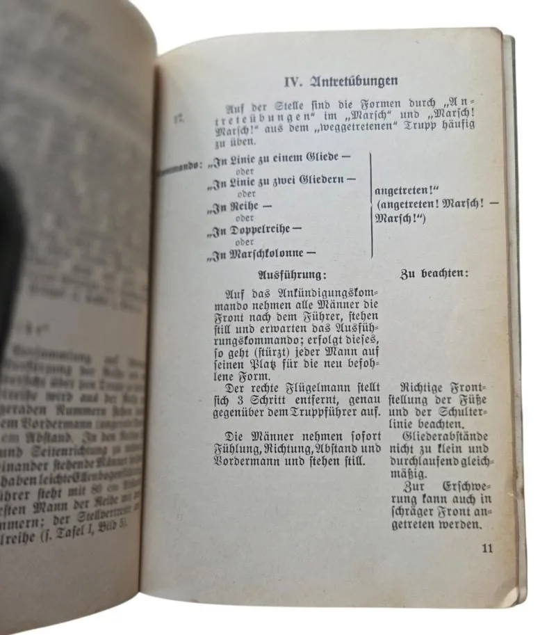 An original set of a WWII German instruction booklet titled "Ordnungsübungen im Reichsarbeitsdienst — Boeken & Tijdschriften — WO2 (foto 4 van 8)