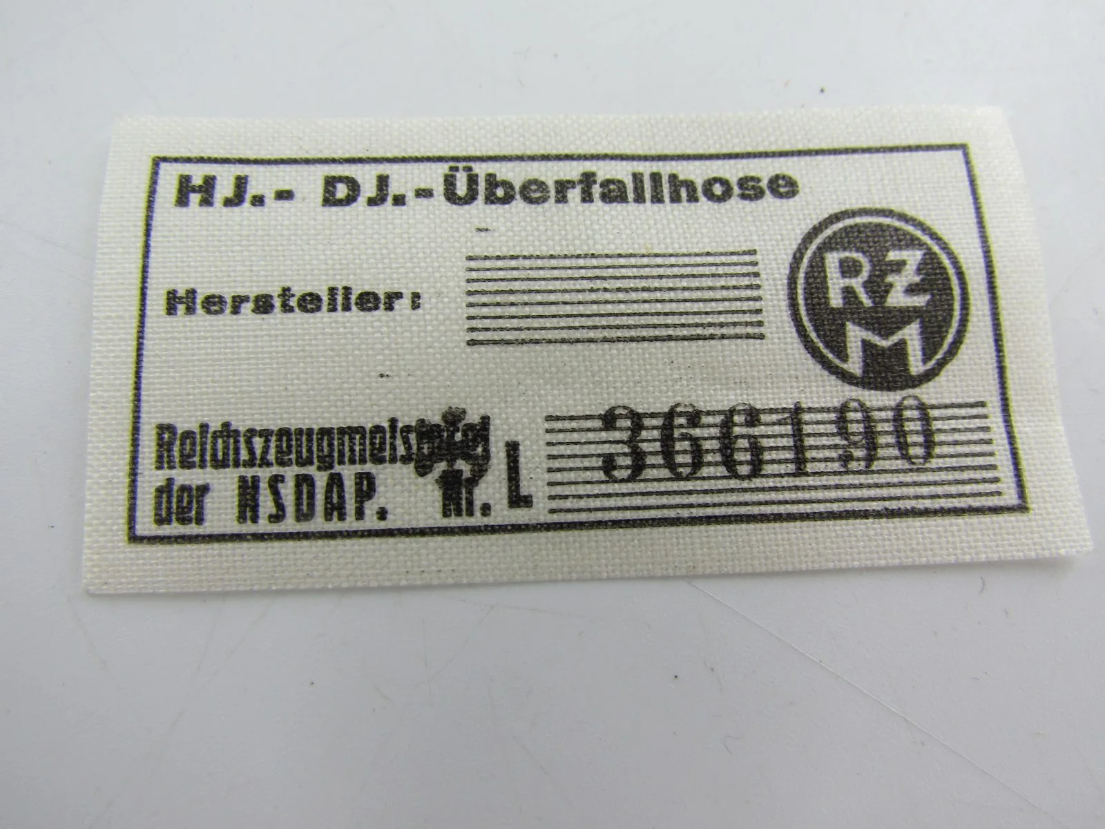 stoffen label voor een HJ (Hitler Jugend) of DJ (Deutsches Jungvolk) "Überfallhose" — WO2