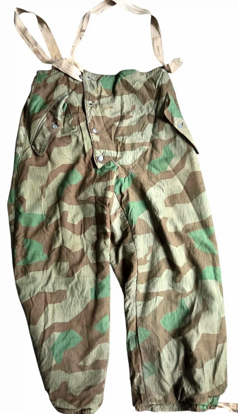 a wehrmacht ww2 Splittertarn omkeer bare broek met kogelgat en bloed — WO2