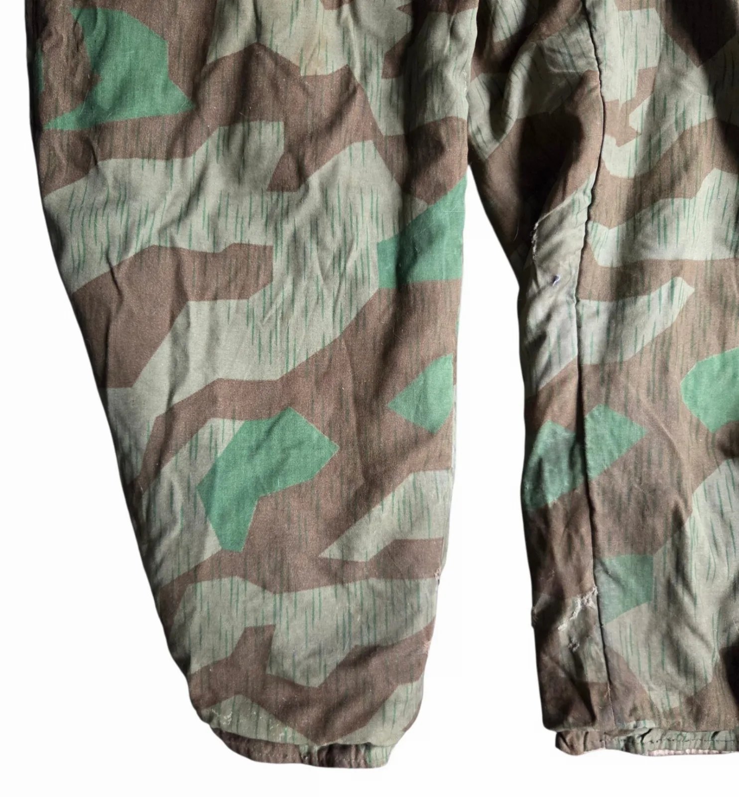 a wehrmacht ww2 Splittertarn omkeer bare broek met kogelgat en bloed — Uniformen — WO2 (foto 3 van 10)