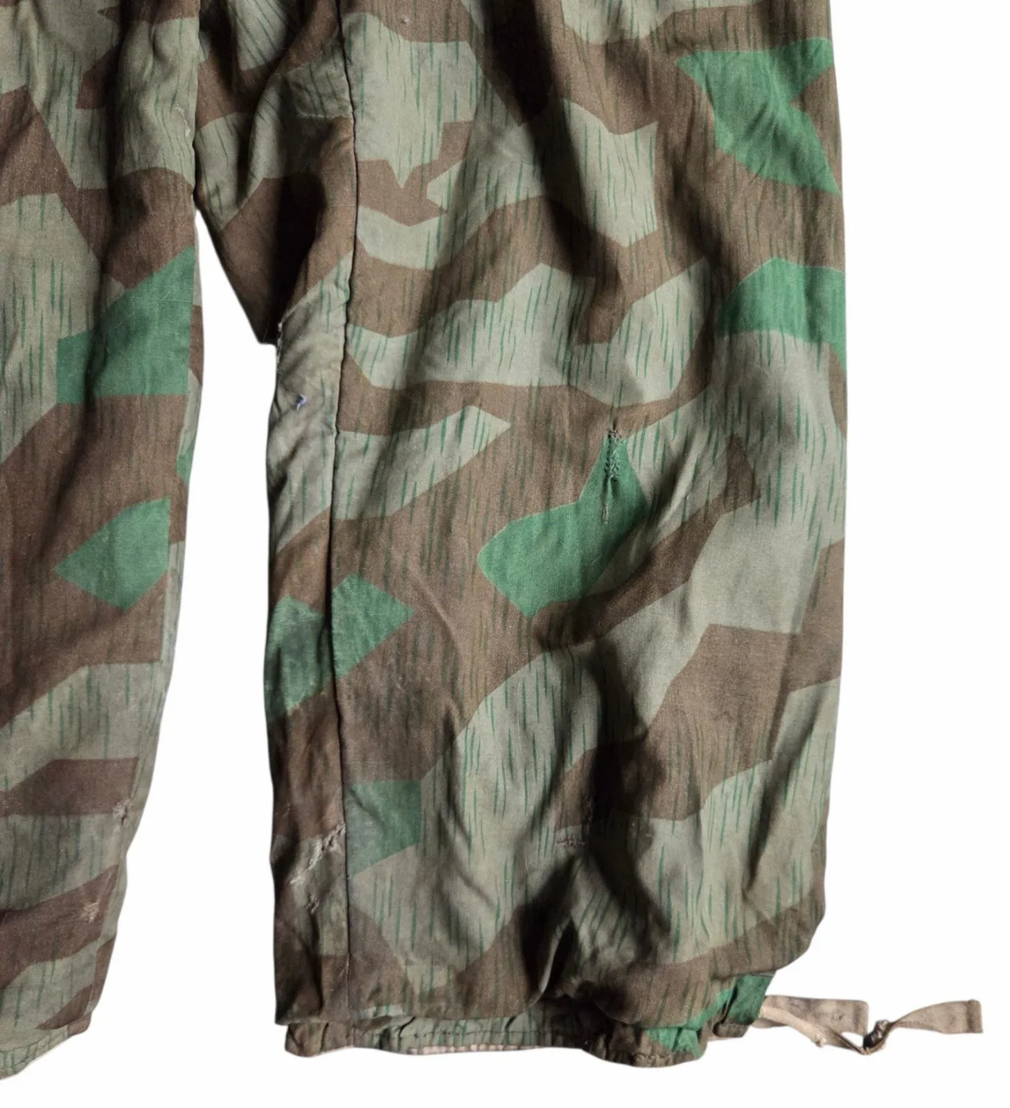 a wehrmacht ww2 Splittertarn omkeer bare broek met kogelgat en bloed — Uniformen — WO2 (foto 2 van 10)