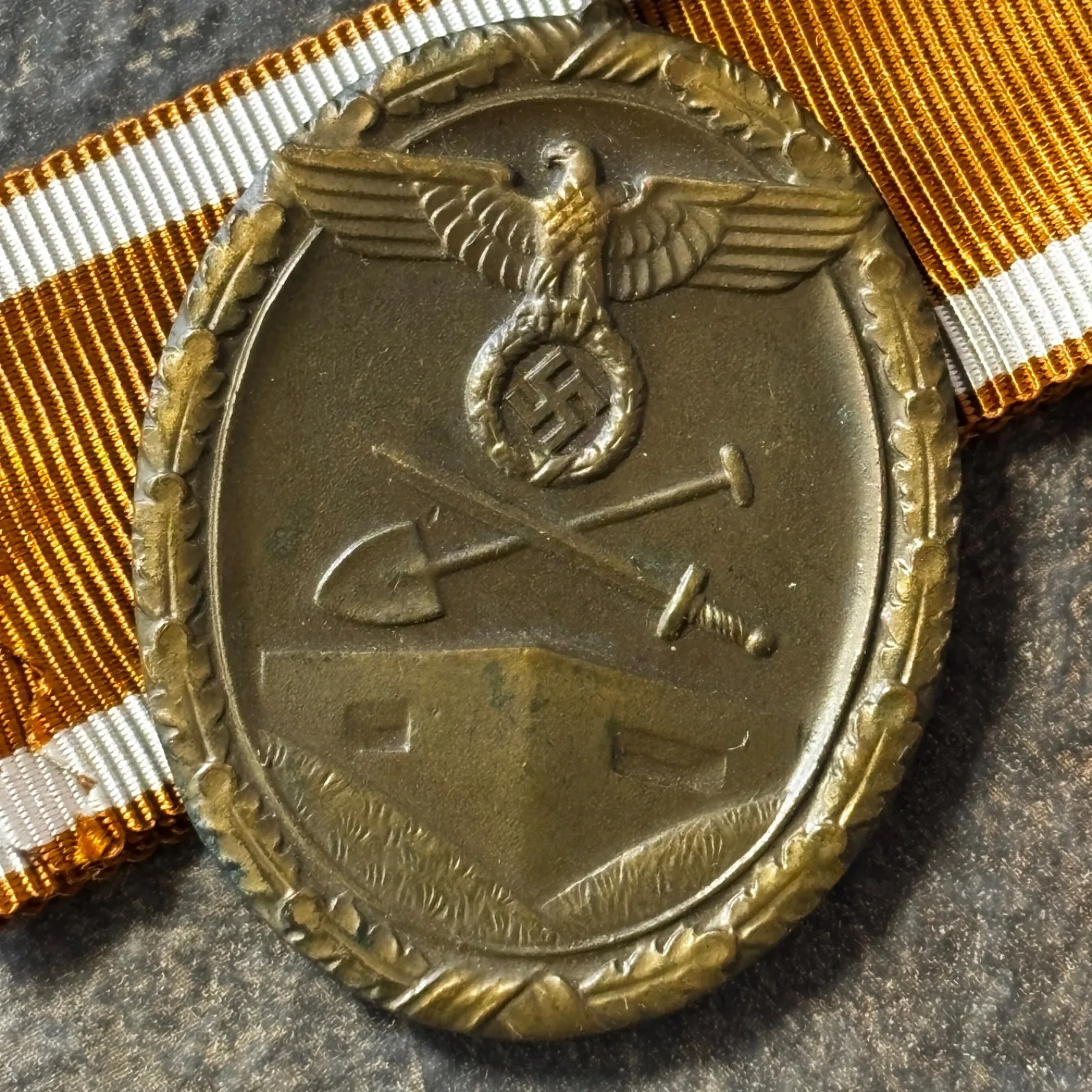 Westwal medaille met lint — Medailles & Onderscheidingen — WO2 (foto 2 van 3)
